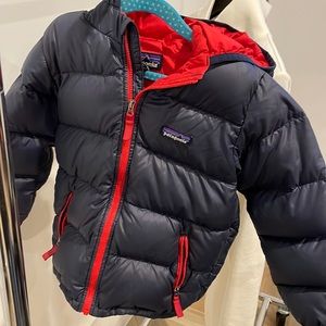 Patagonia 5T hooded puffer navy with red lining. Excellent used condition.